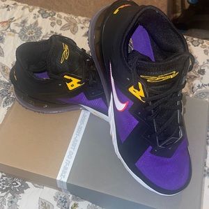 Nike Lebron XVIII Low